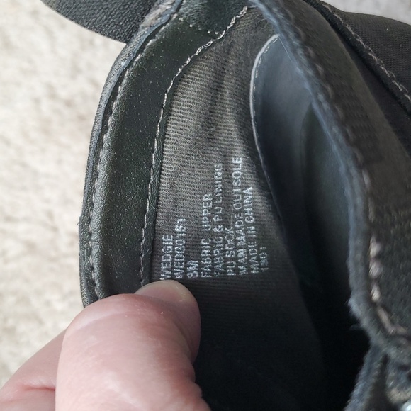 Steve Madden Black Dark Army Green Wedge Booties 8 EUC - Picture 9 of 14